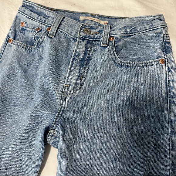 Light wash straight Levi’s jeans - Picture 2 of 6